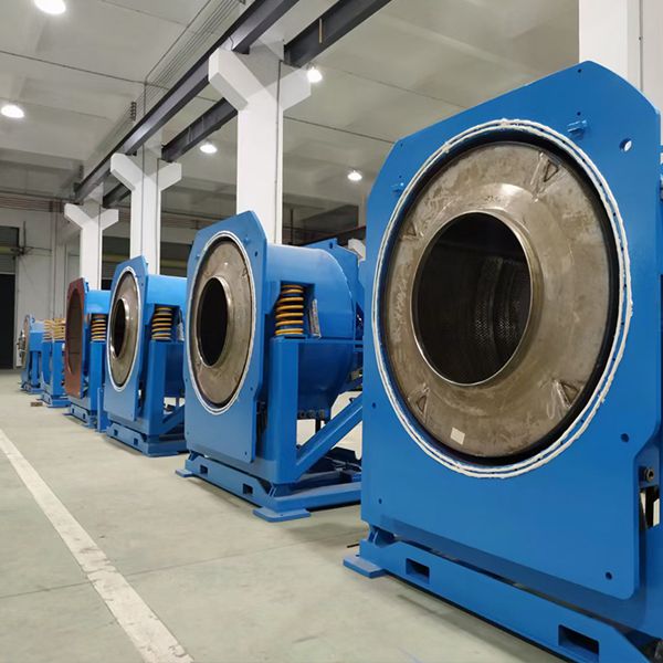 XGS系列全自動倒料傾斜式洗衣機由內(nèi)筒、外筒、電機、支撐總成、傳動總成、電器總成組成